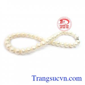 Vòng ngọc trai tinh tế là sản phẩm ngọc trai được phái đẹp ưa thích, phù hợp với các trang phục truyền thống