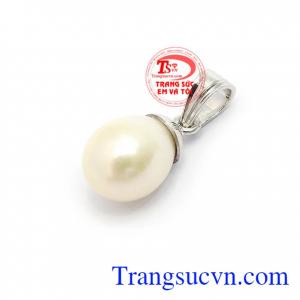 Mặt Dây Ngọc Trai Thanh Lịch phù hợp nhiều loại dây chuyền khác nhau, mang lại sự thanh lịch, dịu dàng, sang trọng cho phái đẹp