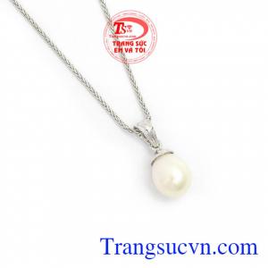 Mặt Dây Ngọc Trai Thanh Lịch phù hợp nhiều loại dây chuyền khác nhau, mang lại sự thanh lịch, dịu dàng, sang trọng cho phái đẹp