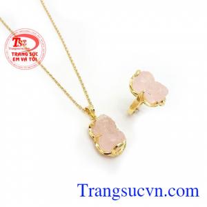 Bộ Trang Sức Nữ Thịnh Vượng đeo hợp phong cách phái đẹp, mang lại nét trẻ trung, cá tinh và thời trang