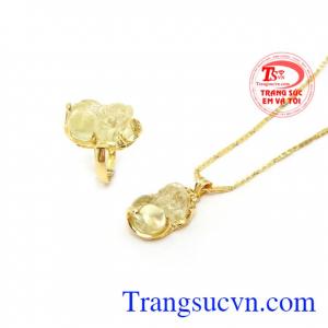 Tỳ hưu thạch anh thiên có tác dụng giải trừ tà khí, chiêu tài lộc, mang lại bình an và hạnh phúc cho người đeo