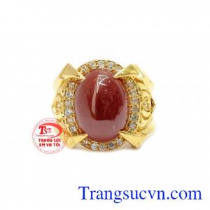 Mặt nhẫn được gắn đá nhân tạo hình oval giúp chiếc nhẫn thêm ấn tượng