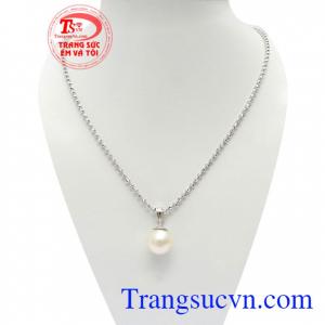 Bộ Dây Ngọc Trai Quý Phái với sự kết hợp giữa dây vàng Ý 10k và mặt dây ngọc trai bền đẹp, chất lượng