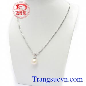 Bộ Dây Ngọc Trai Quý Phái với sự kết hợp giữa dây vàng Ý 10k và mặt dây ngọc trai bền đẹp, chất lượng