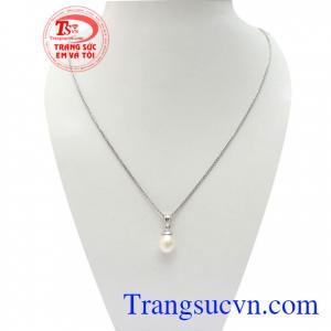 Bộ Dây Chuyền Nữ Thanh Lịch là sự kết hợp giữa dây chuyền vàng Ý 10k và mặt ngọc trai cao cấp