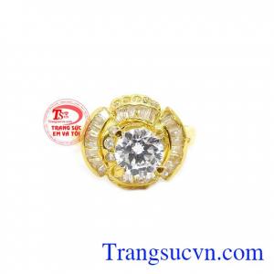 Nhẫn được kết hợp từ vàng 10k và đá nhân tạo sáng bóng
