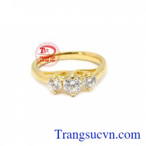 Thiết kế độc đáo với ba viên đá trên mặt nhẫn tạo điểm nhấn cho sản phẩm