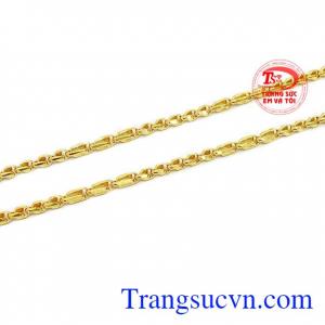 Sản phẩm được chế tác từ vàng 10k sáng bóng, bền đẹp