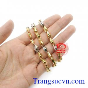 Sản phẩm được chế tác từ vàng 10k bền đẹp, sáng bóng