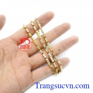 Sản phẩm được chế tác từ vàng 10k sáng bóng, bền đẹp