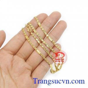 Sản phẩm được chế tác từ vàng tây 10k sáng bóng, bền đẹp
