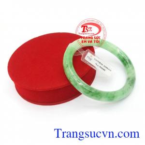 Vòng ngọc vân đậu xanh đeo hợp phong thủy còn có tác dụng chiêu tài lộc, bình an và may mắn cho người đeo