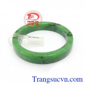 Vòng ngọc cẩm thạch trong phong thủy còn có tác dụng tốt cho sức khỏe, vận khí, mang lại bình an và tài lộc