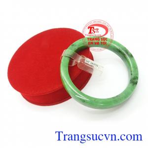 Vòng ngọc cẩm thạch trong phong thủy còn có tác dụng tốt cho sức khỏe, vận khí, mang lại bình an và tài lộc