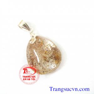 Thạch anh trong cát được chế tác trên chất liệu:  - Thạch anh trong thiên nhiên 100%  - Móc được làm bằng bạc ta  - Bán toàn quốc  - Thanh toán an toàn  - Giao hàng tận nơi và thanh toán khi nhận hàng.