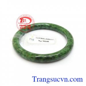 Vòng cẩm thạch đẹp trong phong thủy là biểu tượng mang lại bình an, may mắn, sức khỏe và tiền tài