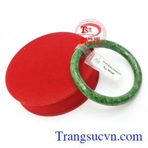 Vòng cẩm thạch đẹp trong phong thủy là biểu tượng mang lại bình an, may mắn, sức khỏe và tiền tài
