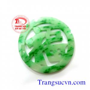 Mặt Phỉ thúy phù hợp là món quà tặng cho người thân hoặc bạn bè