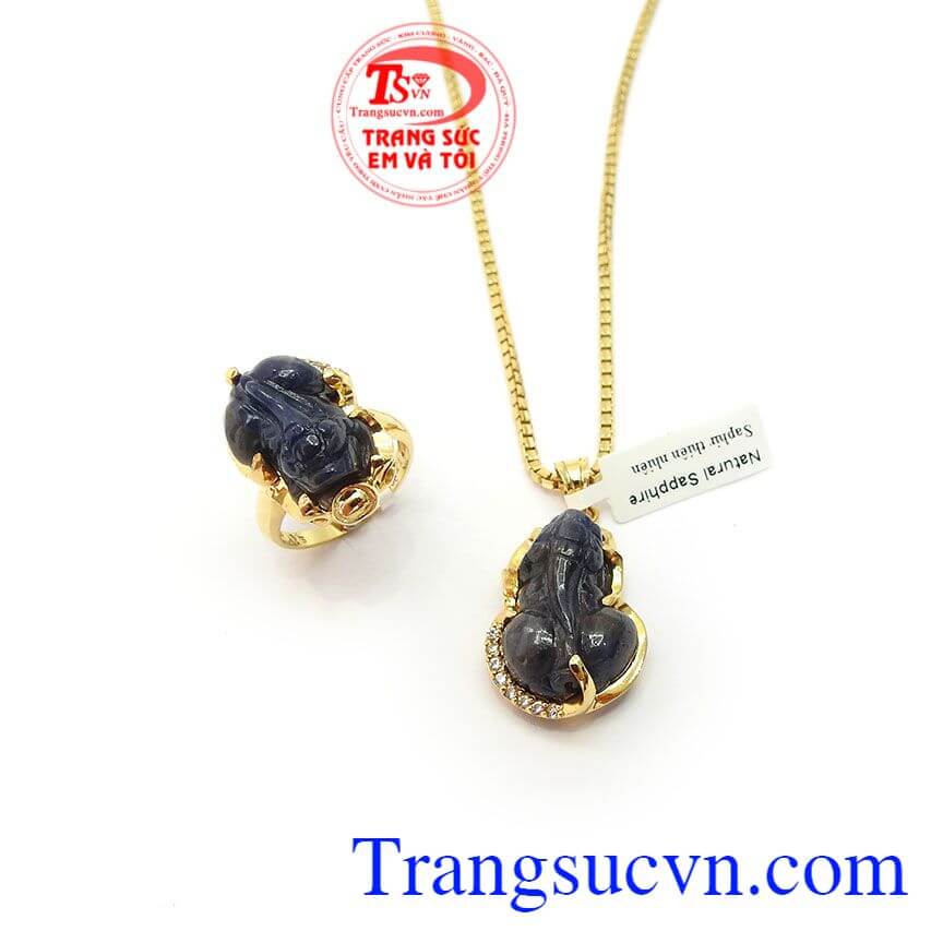 Bộ Trang Sức Sapphire Quý Phái kết hợp giữa nhẫn và mặt dây Tỳ hưu Sapphire thiên nhiên bọc vàng và dây chuyền Ý vàng 18k sang trọng