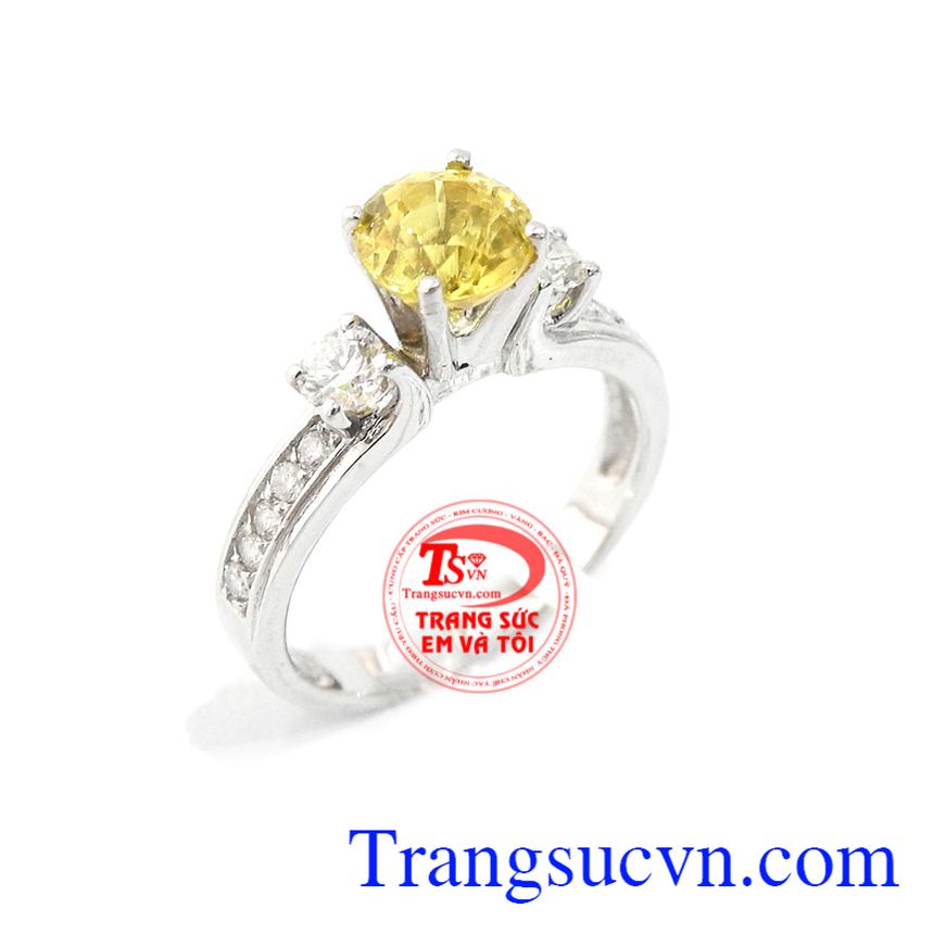Nhẫn vàng kim cương và saphir vàng là sản phẩm nhẫn vàng trắng sang trọng kết hợp với saphir vàng thiên nhiên và kim cương thiên nhiên