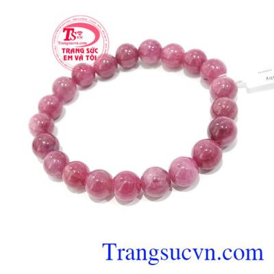 Ruby là tinh hoa của đất trời, là giọt máu của đất mẹ mang năng lượng tốt cho sức khỏe, may mắn công danh, tài lộc