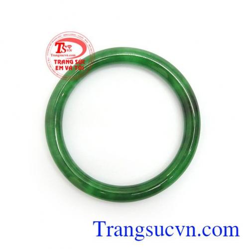Vòng ngọc cẩm thạch từ xa xưa đã được nhiều người ưa chuộng bởi ý nghĩa chiêu tài lộc, giải trừ tà khí, mang lại bình an, may mắn và hạnh phúc cho người đeo