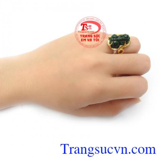 Nhẫn nữ tỳ hưu mang lại tài lộc là Nhẫn nữ vàng mặt Tỳ Hưu sẽ đem lại may mắn, giữ của cho người chủ sở hữu