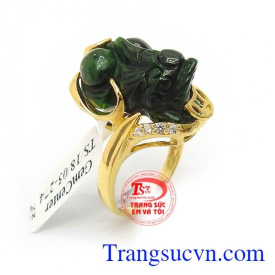 Nhẫn tỳ hưu nữ bọc vàng là vật phẩm của sự may mắn trong công việc làm ăn, sự bình an cho gia đạo