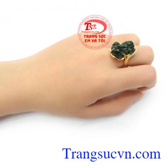 Nhẫn nữ vàng tỳ hưu đeo hợp thời trang, phong thủy, Tỳ hưu là biều tượng có tác dụng mang lại tài lộc, may mắn, giải trừ hung khí, mang bình an và hạnh phúc