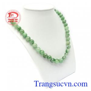 Chuỗi cổ ngọc cẩm thạch quý phái thường được các bà, các mẹ ưa chuộng, sản phẩm dễ dàng kết hợp với các trang phục