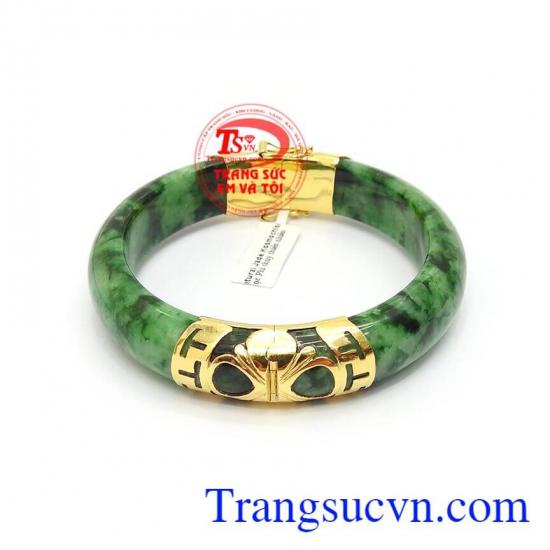 Vòng ngọc Phỉ thúy trong phong thủy chứa nguồn năng lượng tốt dồi dào, có tác dụng mang lại may mắn, tài lộc và bình an cho người đeo