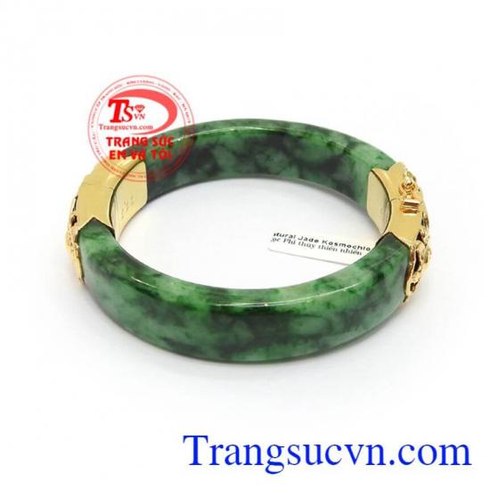 Vòng Ngọc Phỉ Thúy Đại Cát bản vuông độc đáo, bọc vàng sang trọng, quý phái, ngọc phỉ thúy còn mang lại may mắn, tài lộc, giải trừ tà khí, mang bình an và hạnh phúc cho người đeo