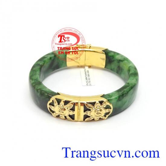 Vòng Ngọc Phỉ Thúy Đại Cát bản vuông độc đáo, bọc vàng sang trọng, quý phái, ngọc phỉ thúy còn mang lại may mắn, tài lộc, giải trừ tà khí, mang bình an và hạnh phúc cho người đeo