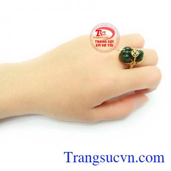 Nhẫn Nữ Tỳ Hưu Tài Lộc Bình An với mặt nhẫn tỳ hưu phỉ thúy thiên nhiên cao cấp, có tác dụng chiêu tài lộc, may mắn, giải trừ tà khí, mang lại hạnh phúc và bình an