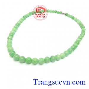 Chuỗi ngọc jadeite quý phái là sản phẩm có màu sắc nhã nhặn, sang trọng
