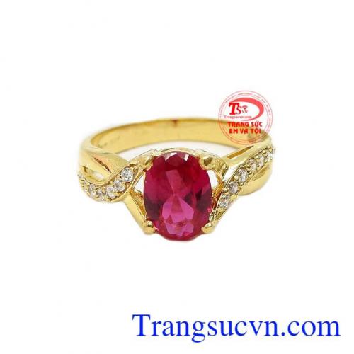 Nhẫn được gắn đá nhân tạo màu đỏ tạo điểm nhấn cho sản phẩm