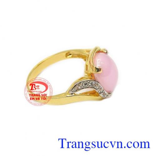 Sản phẩm được chế tác từ vàng 10k bền đẹp, sáng bóng