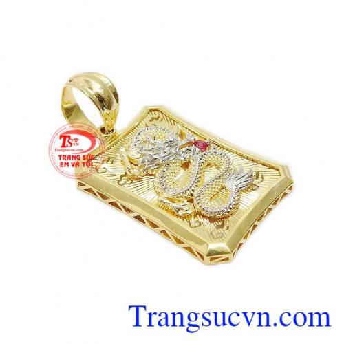 Viền của mặt dây cũng được thiết kế tinh tế, đặc sắc.