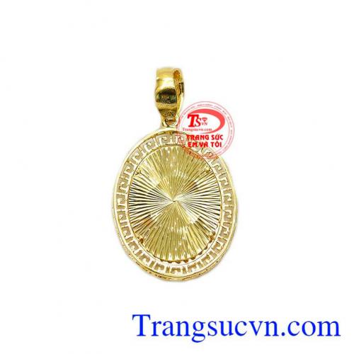 Mặt sau của sản phẩm cũng được chế tác tỉ mỉ