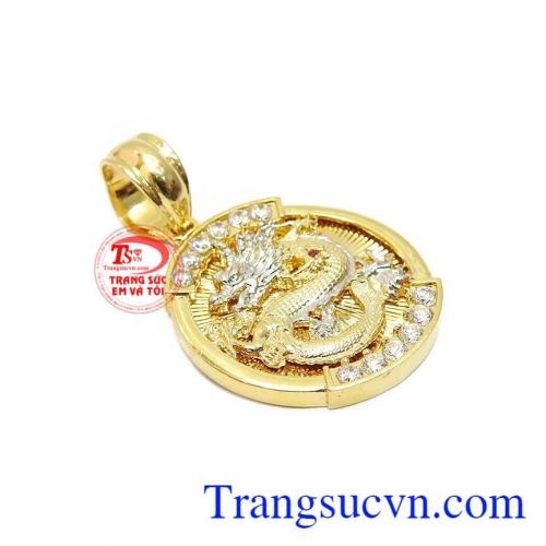 Mặt dây được kết hợp hài hòa giữa vàng màu, vàng trắng và đá nhân tạo