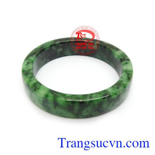 Ngọc phỉ thúy chứa nguồn năng lượng dồi dào, có tác dụng chiêu tài lộc, giải trừ tà khí, mang lại bình an, may mắn và hạnh phúc cho người đeo