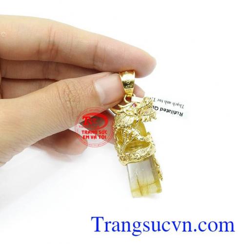 Sản phẩm có thể kết hợp cùng dây da hoặc dây chuyền vàng