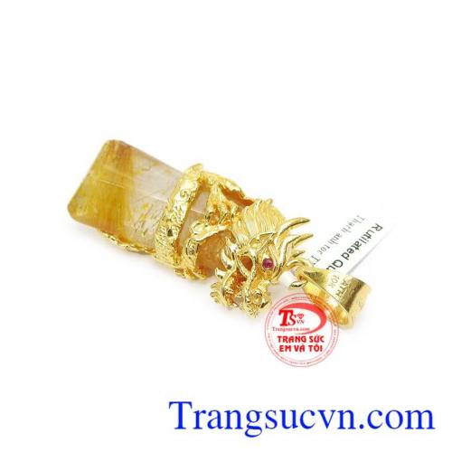 Mắt rồng được gắn 2 viên đá ruby giúp sản phẩm trở nên đẹp hơn