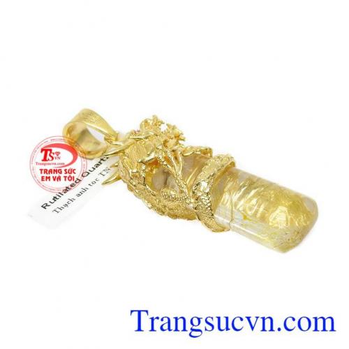 Mắt rồng được gắn 2 viên ruby thiên nhiên tạo điểm nhấn