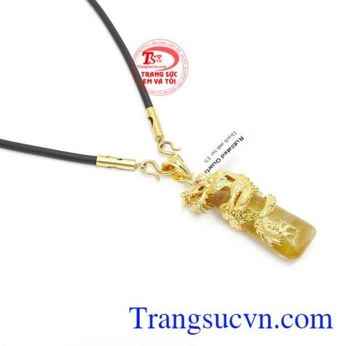 Mặt dây chế tác từ thạch anh tóc bọc rồng giúp sản phẩm bền đẹp hơn.