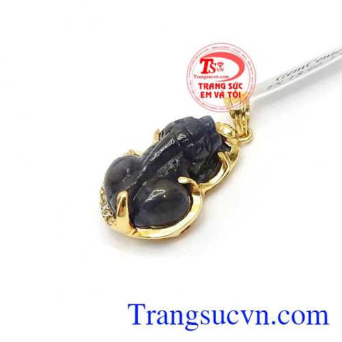 Mặt Dây Tỳ Hưu Sapphire Thịnh Vượng đeo hợp thời trang và phong thủy, mặt Tỳ hưu có tác dụng chiêu tài lộc, giải trừ tà khí, mang may mắn, hạnh phúc và bình an đến cho người đeo
