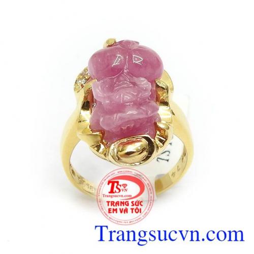 Nhẫn Tỳ Hưu Ruby Chiêu Tài đeo hợp phong thủy, Tỳ hưu là linh vật không có hậu môn với ý nghĩa chỉ có ăn không có nhả, có tác dụng chiêu tài lộc, giải trừ tà khí, đem đến điều tốt lành, may mắn đến cho người đeo