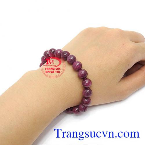 Ruby đeo tay rất gọn nhẹ và dễ dàng kết hợp cùng nhiều trang phục