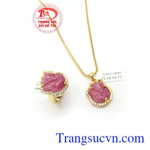 Bộ Trang Sức Hồ Ly May Mắn là sự kết hợp độc đáo giữa mặt dây, nhẫn Hồ ly Ruby và dây chuyền Italy cao cấp