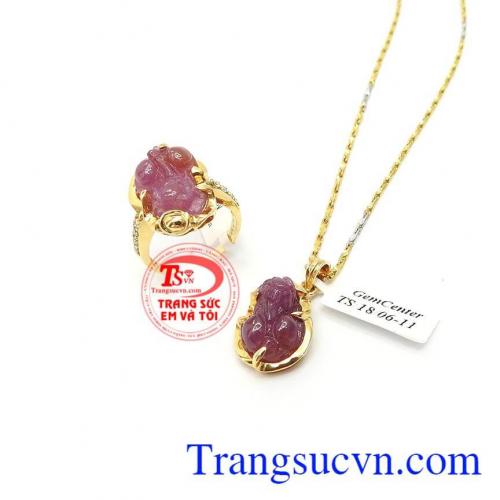 Bộ Trang Sức Tỳ Hưu Ruby Tài Lộc mang lại cho phái đẹp sự trẻ trung, sang trọng và tinh tế, Tỳ hưu còn là biểu tượng mang lại bình an, may mắn và tài lộc cho chủ nhân